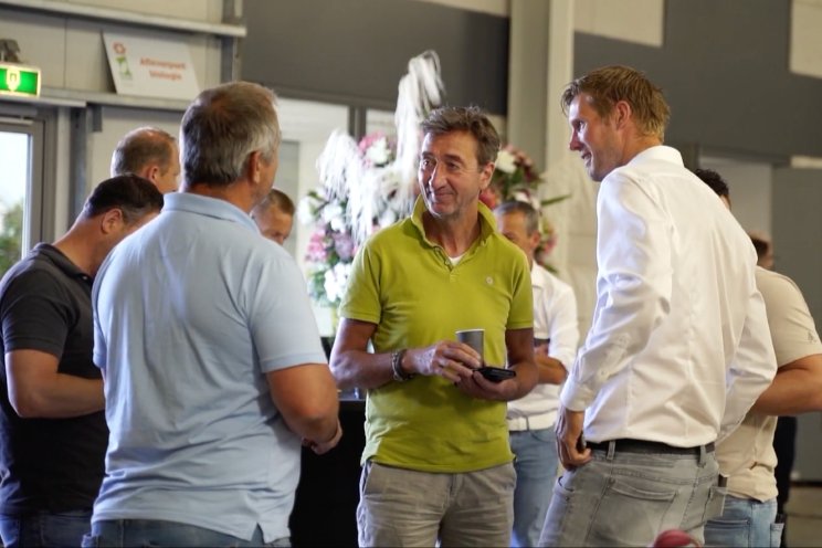 Bloemen, zon, barbecue... Bloemen, zon, barbecue...