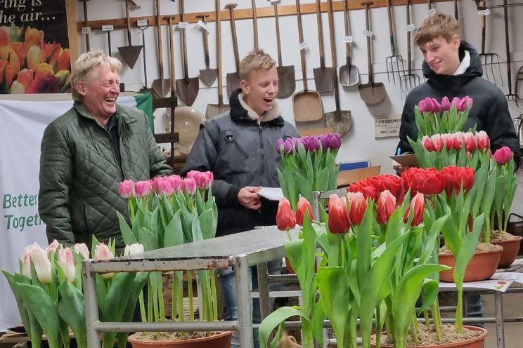 Wie vertegenwoordigt Breezand op het NK Tulpenkeuren? Wie vertegenwoordigt Breezand op het NK Tulpenkeuren?