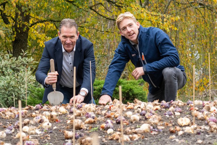 Directeur Hobaho plant bollen op Keukenhof